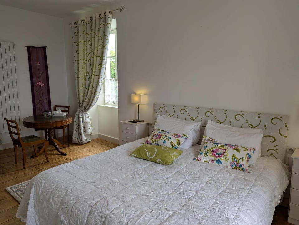 Bed, Photo of the whole room, Seating area, Bedroom