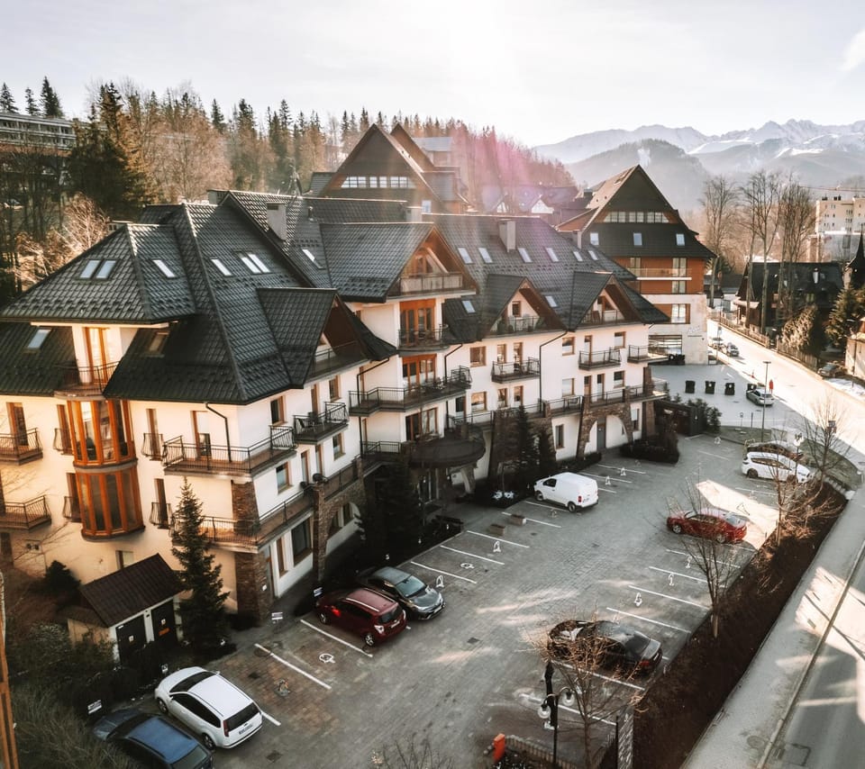 Property building, Mountain view, Location, Parking