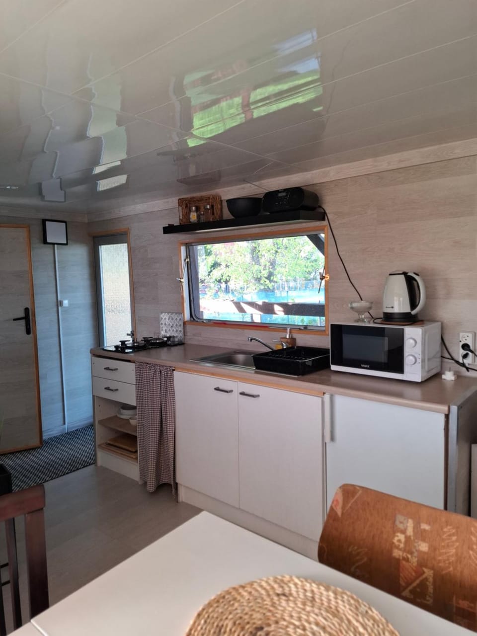 Kitchen or kitchenette, oven, stove