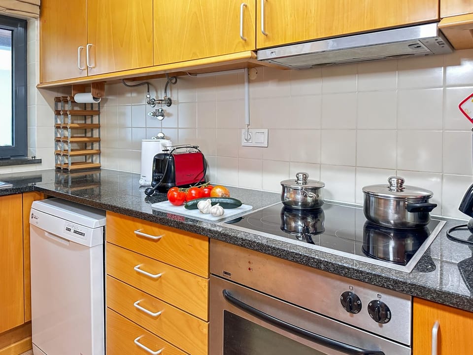 Coffee/tea facilities, Kitchen or kitchenette, dishwasher, stove, toaster
