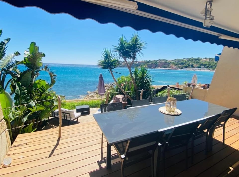PARADIS exceptionnel surplombant la MER- accès direct plage/ 8 Pers. Villa in Provence-Alpes-Côte d'Azur
