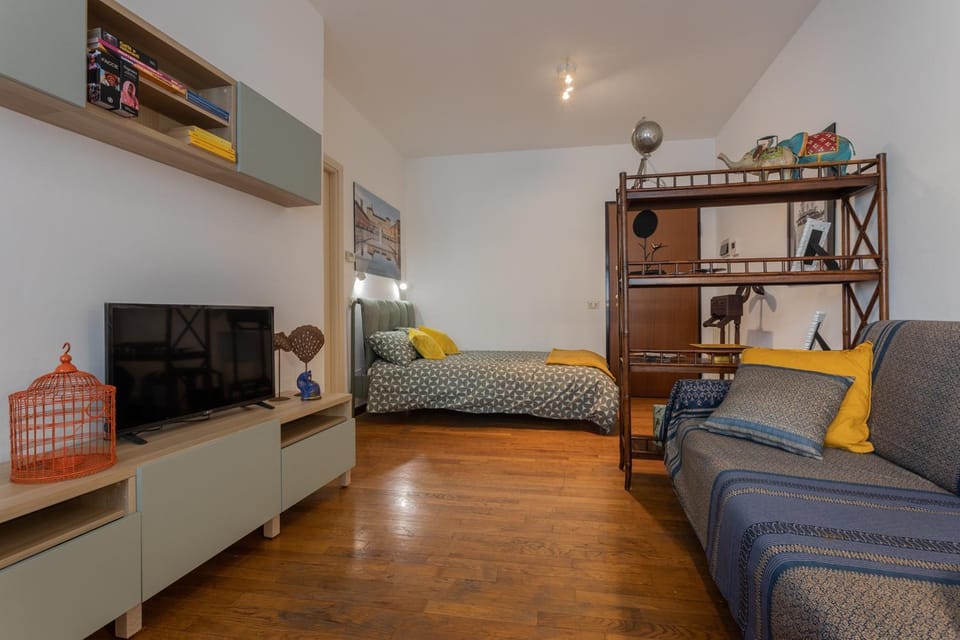 Bed, TV and multimedia, Living room, Photo of the whole room