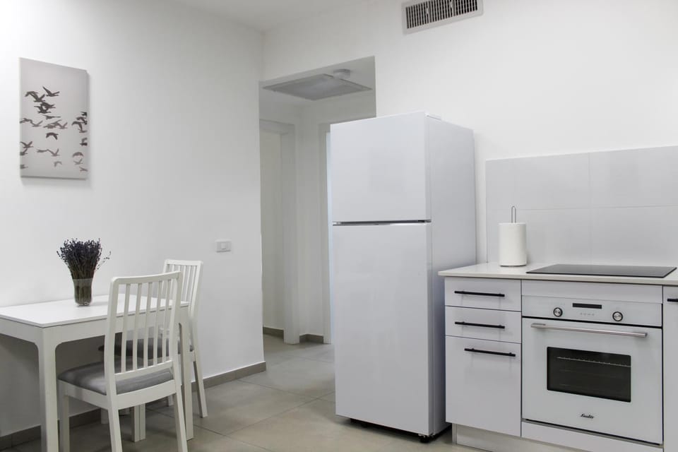 Kitchen or kitchenette, Seating area, Dining area, minibar, oven, stove, kitchen, air conditioner