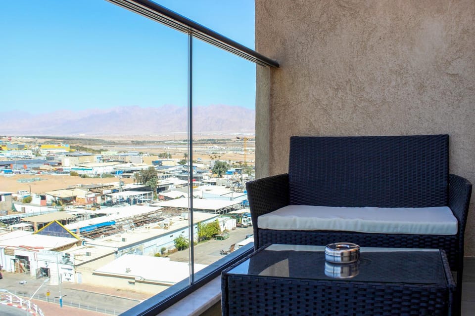 View (from property/room), Balcony/Terrace, Seating area, City view, Mountain view