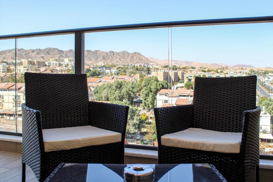 View (from property/room), Balcony/Terrace, Seating area, City view, Mountain view