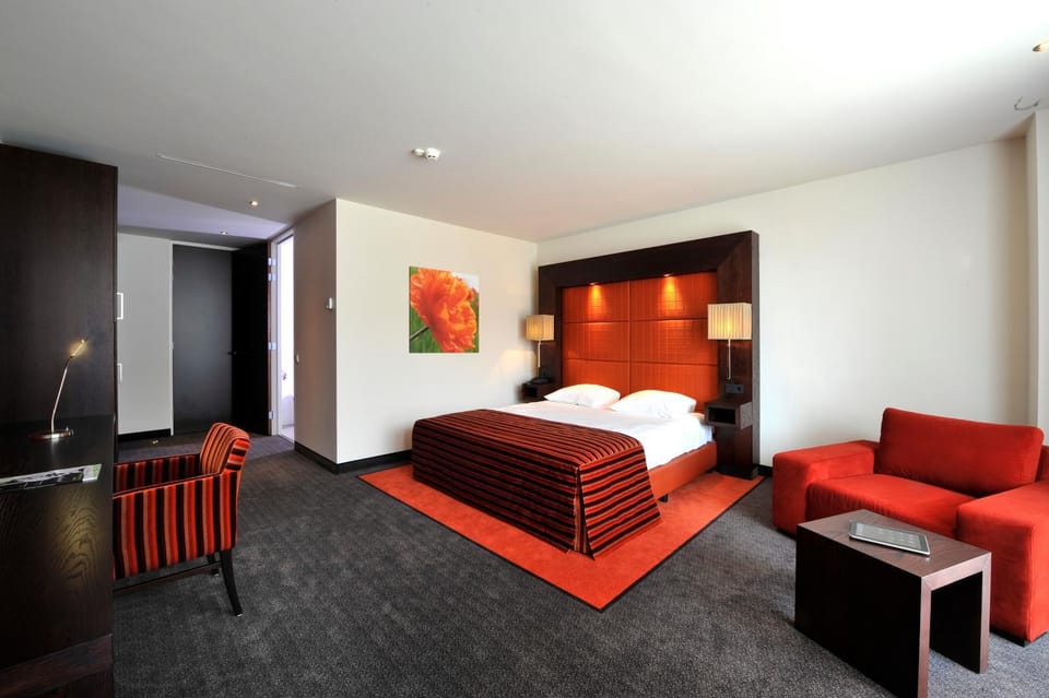 TV and multimedia, Photo of the whole room, Seating area, Bedroom