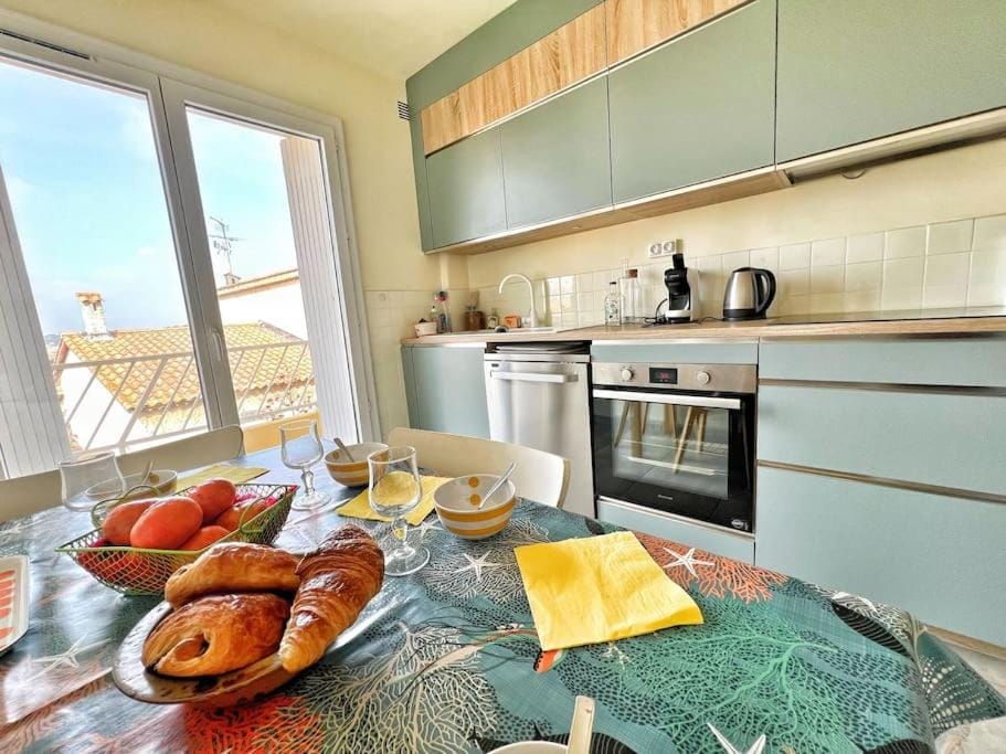 Kitchen or kitchenette, Dining area, dishwasher, minibar, pet friendly, stove, toaster