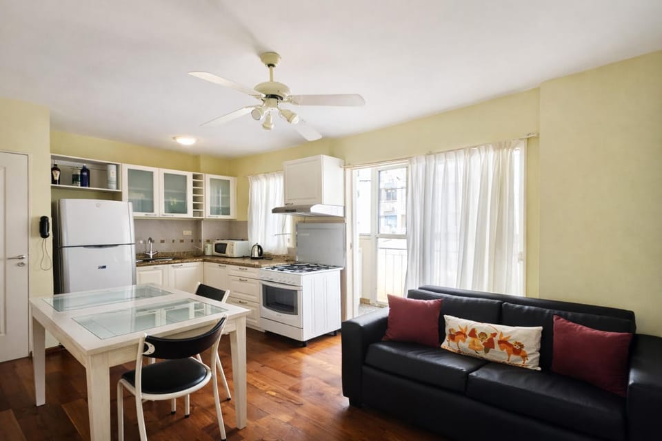 Kitchen or kitchenette, Living room, Seating area, Dining area, oven, stove
