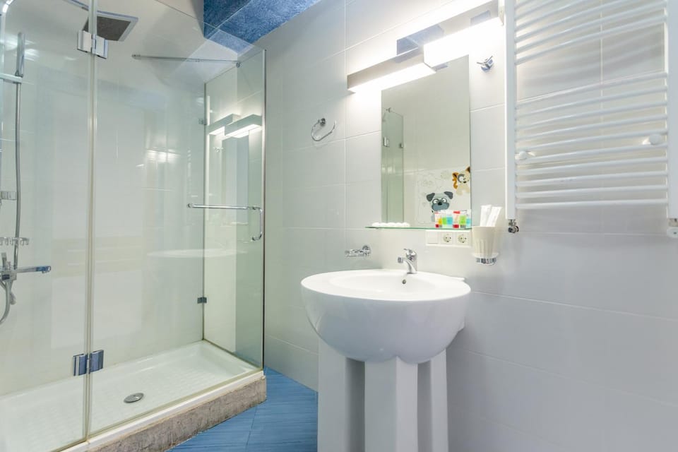 Shower, Bathroom, Bath, towels