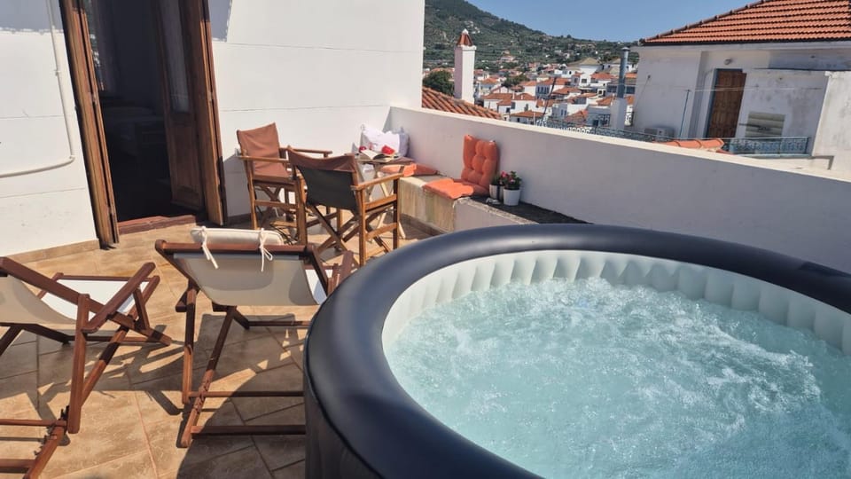 Hot Tub, Balcony/Terrace, City view, sunbed