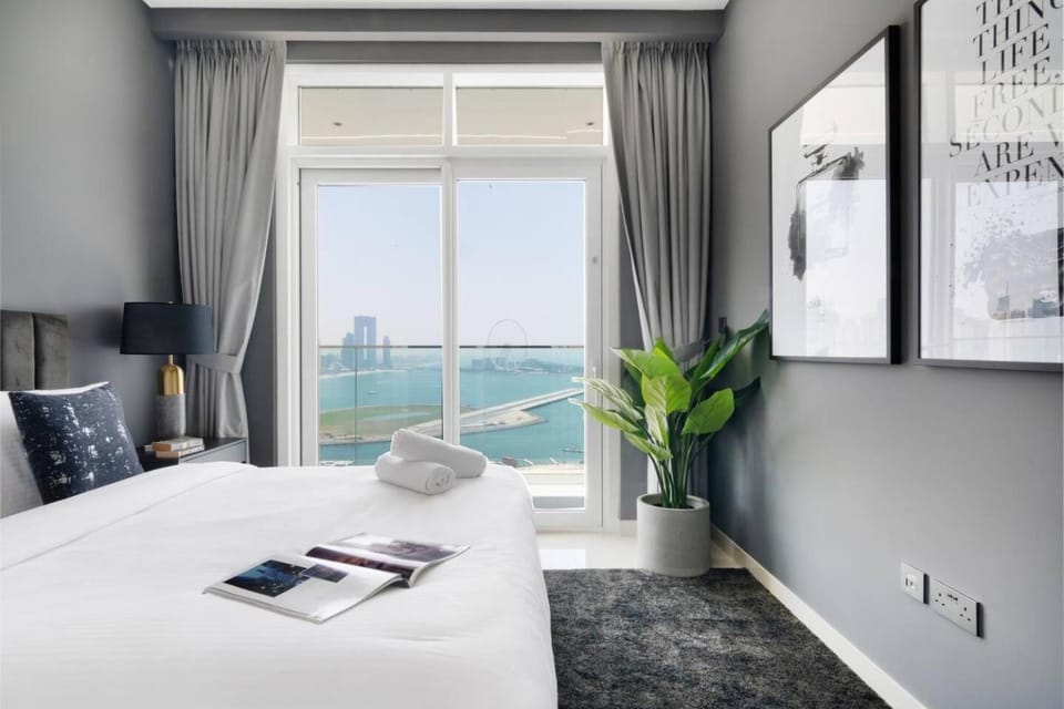 Marina Skyline View & Dubai Harbour Beachfront Apartment in Dubai