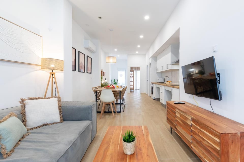 TV and multimedia, Kitchen or kitchenette, Living room, Photo of the whole room, Seating area, Dining area