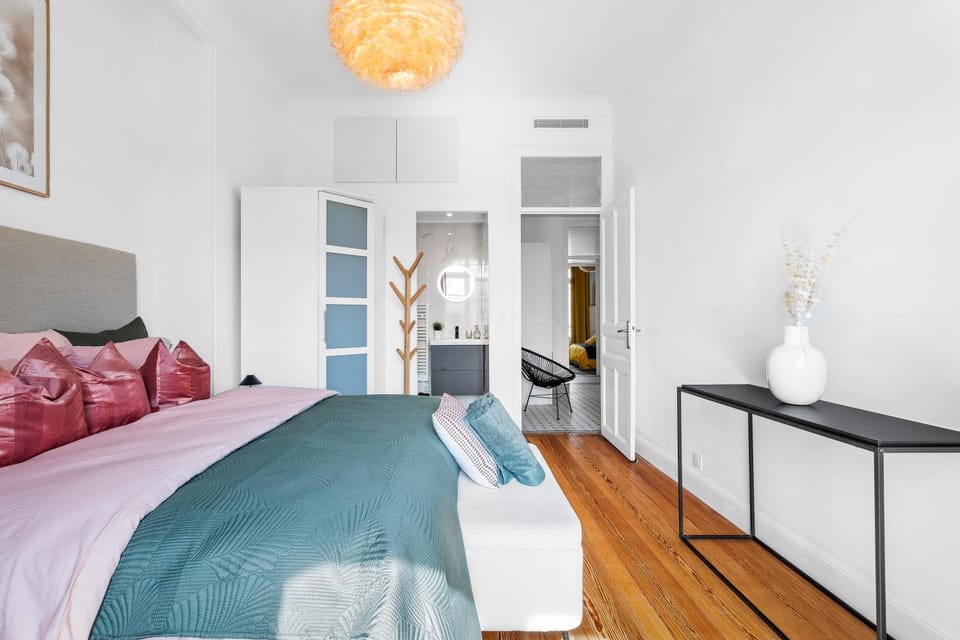 Photo of the whole room, Bedroom