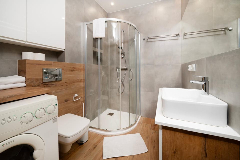 Shower, Toilet, Bathroom, towels