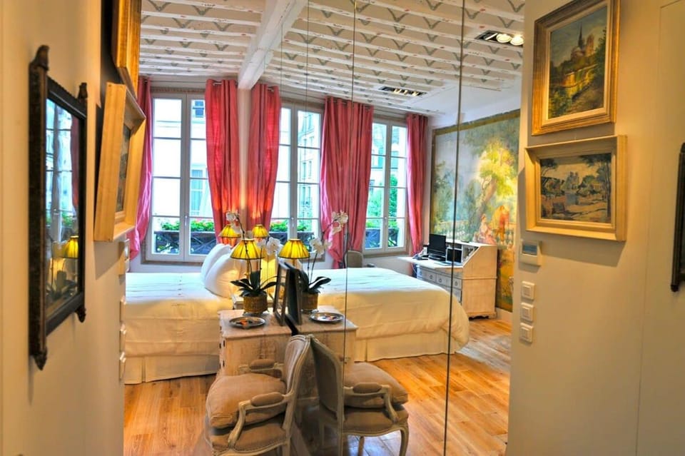 Bed, Photo of the whole room, Decorative detail, Seating area, Bedroom