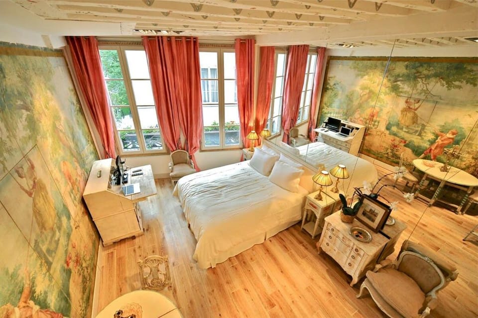 Bed, TV and multimedia, Living room, Photo of the whole room, Seating area, Bedroom