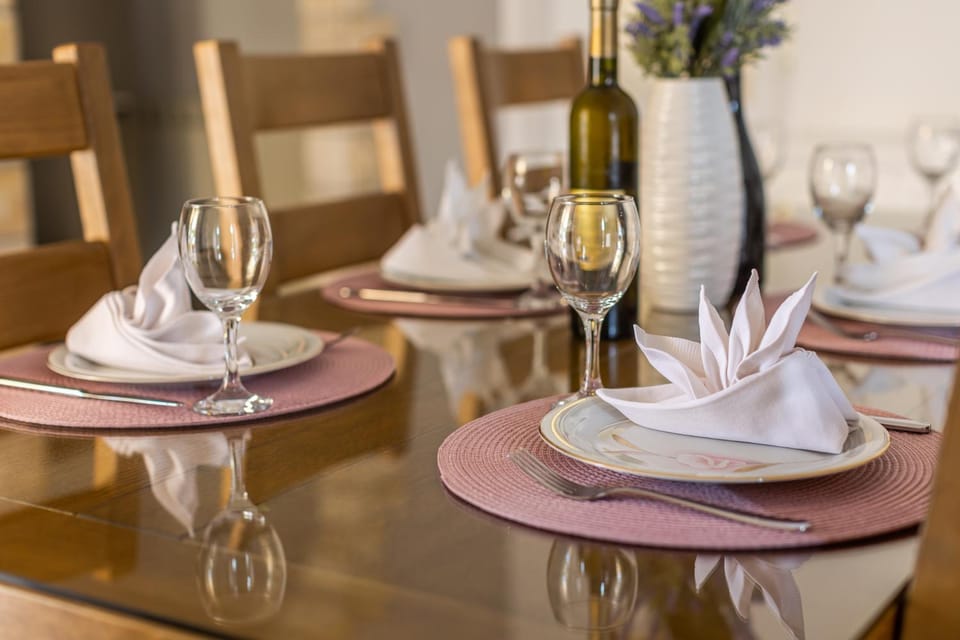 Seating area, Dining area