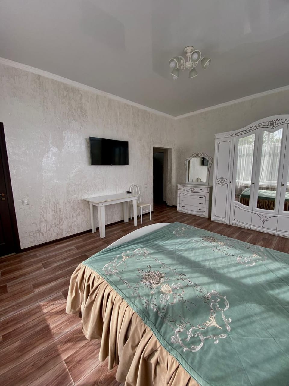 Bed, TV and multimedia, Bedroom