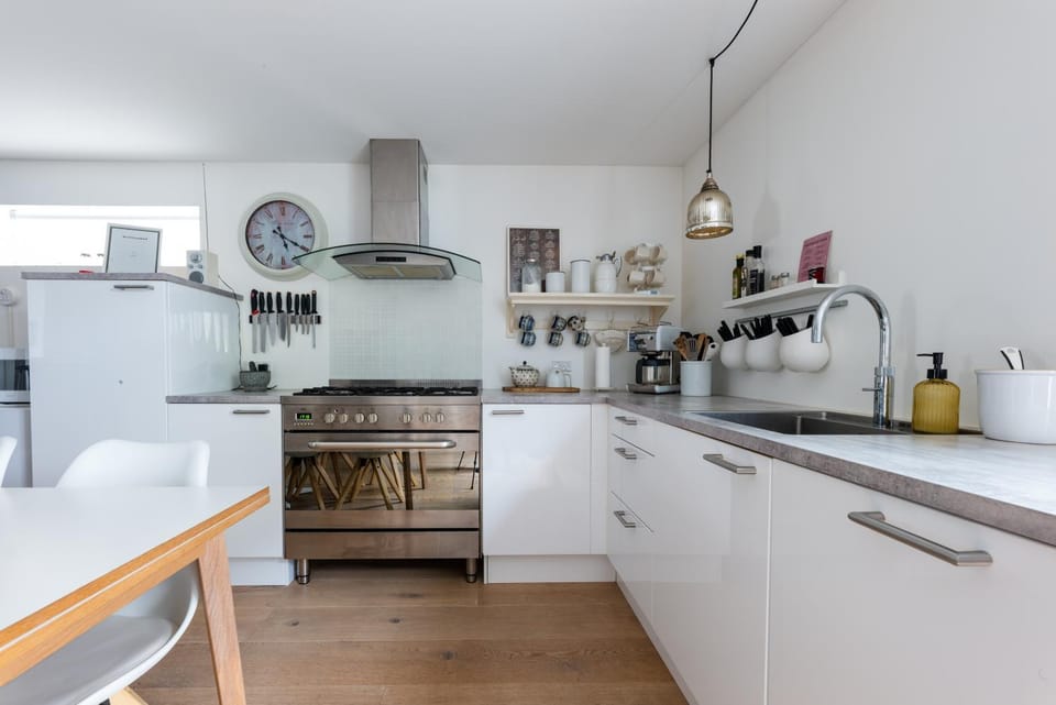 Coffee/tea facilities, Kitchen or kitchenette, Dining area