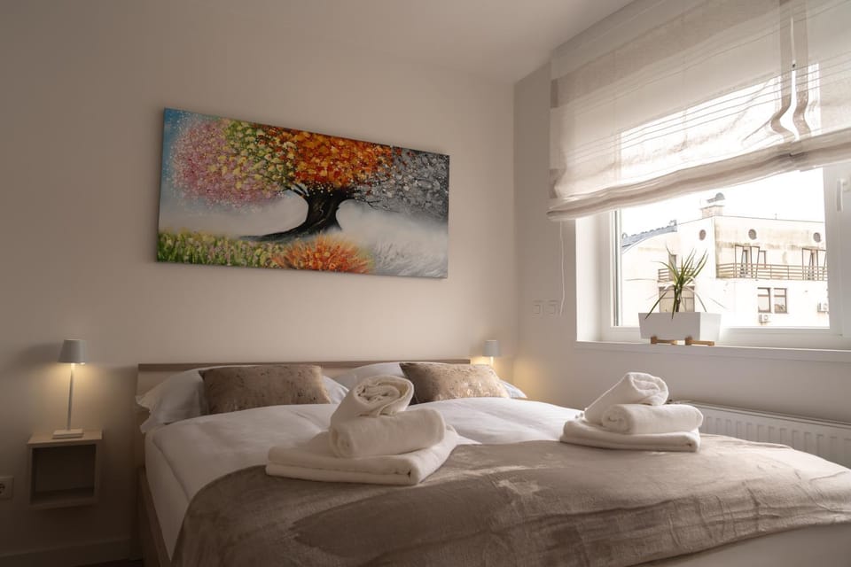 Photo of the whole room, Bedroom, towels