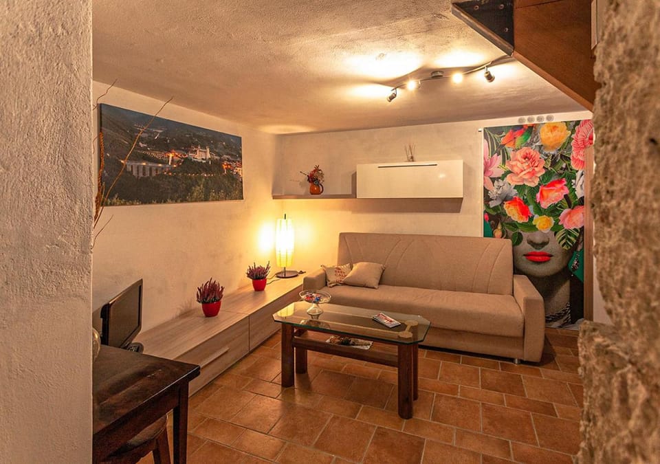 Day, TV and multimedia, Living room, Seating area