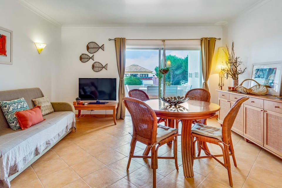 Communal lounge/ TV room, TV and multimedia, Living room, Seating area, Dining area