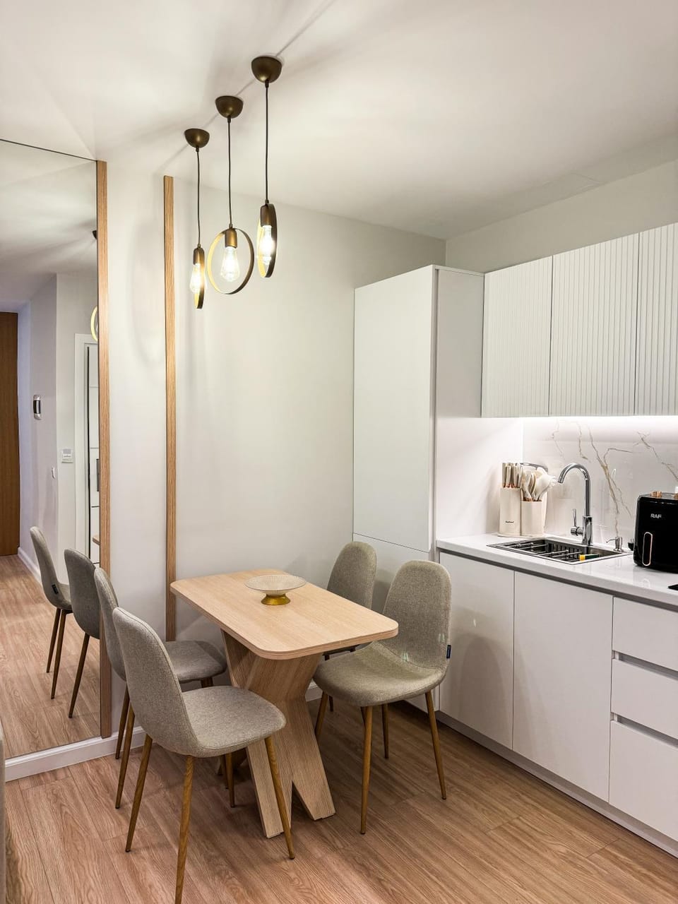 Coffee/tea facilities, Kitchen or kitchenette, Living room, Dining area, stove