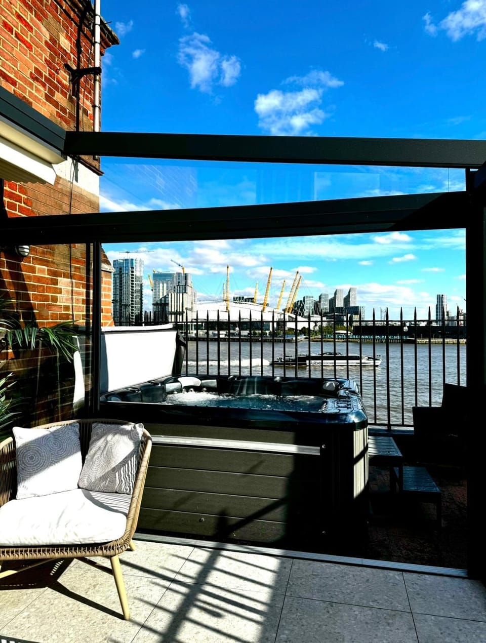 3 x Bedroom Riverside Flat with HOT TUB on Roof Terrace Apartment in London