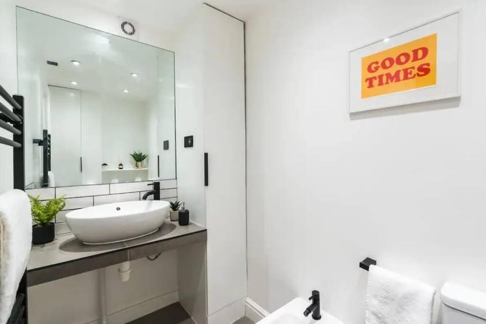 3 x Bedroom Riverside Flat with HOT TUB on Roof Terrace Apartment in London