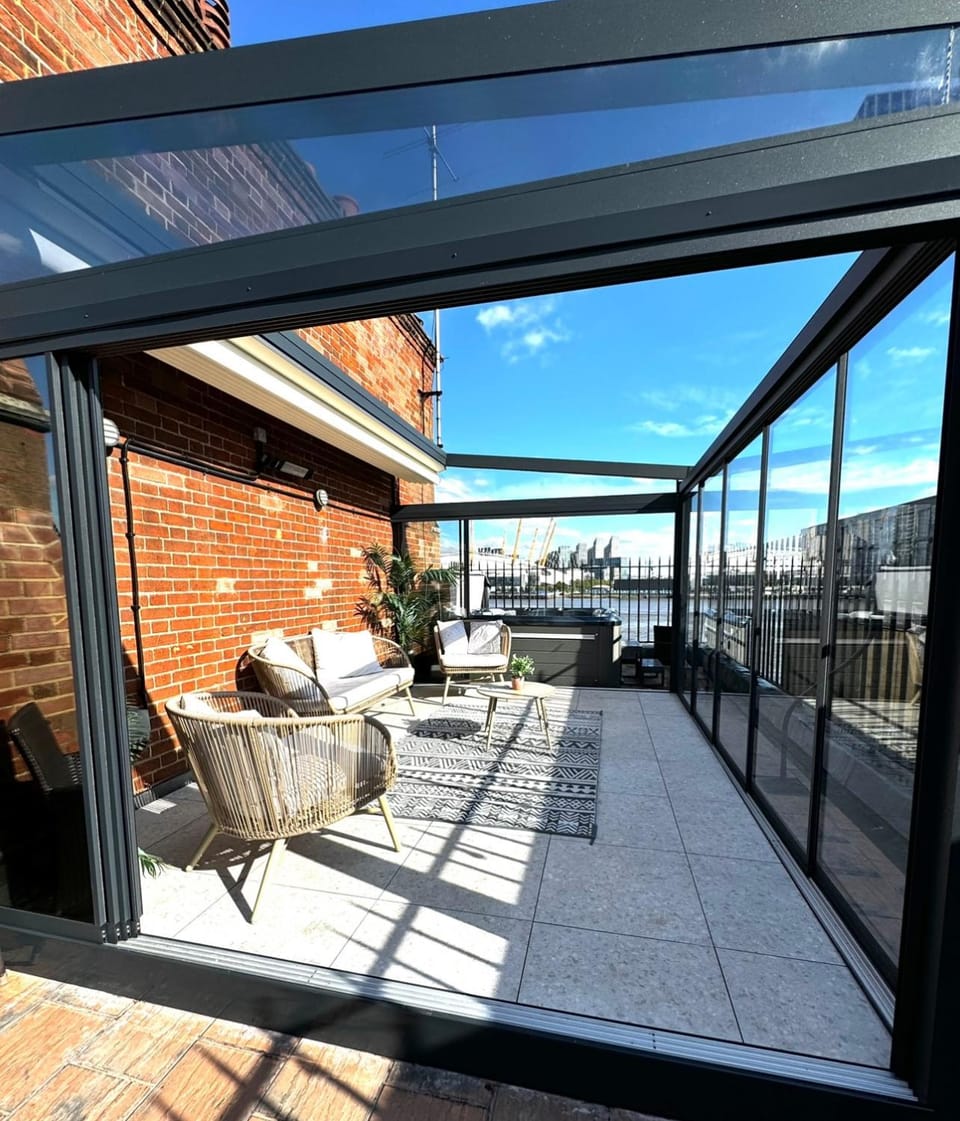 3 x Bedroom Riverside Flat with HOT TUB on Roof Terrace Apartment in London
