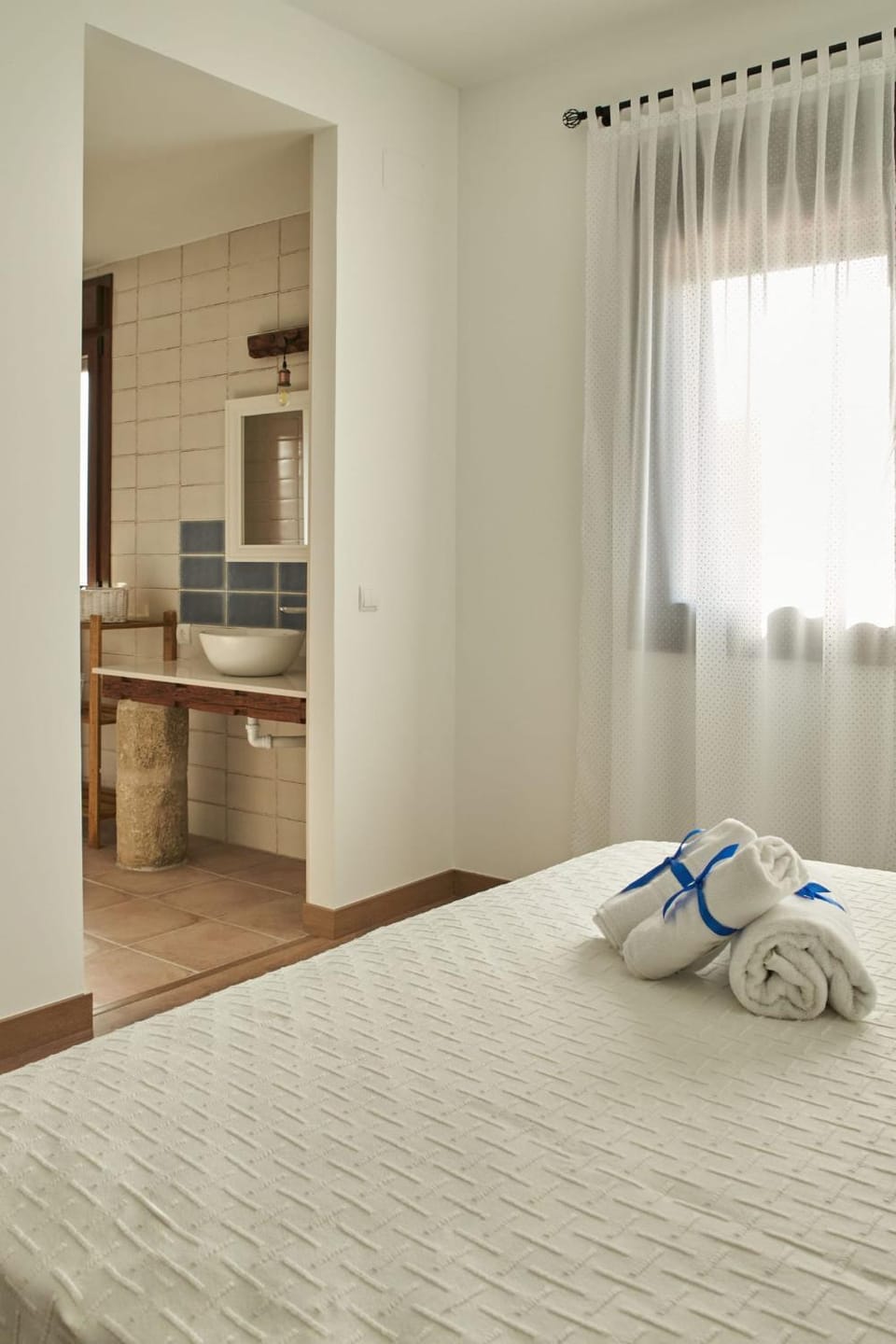 Photo of the whole room, towels