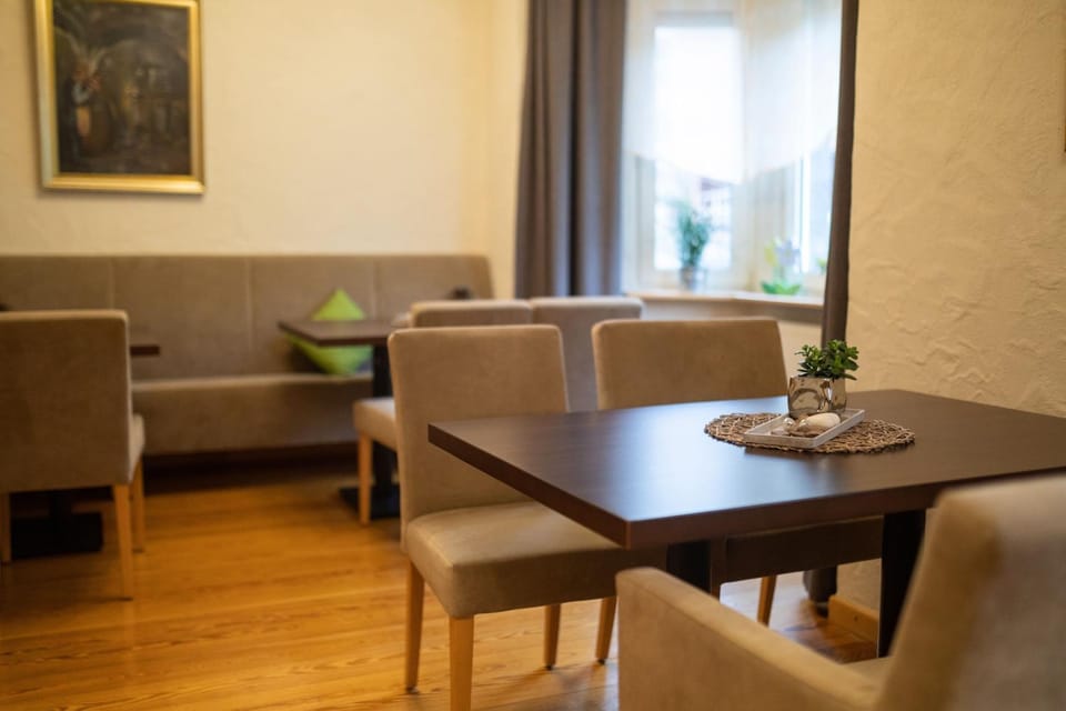 Seating area, Dining area