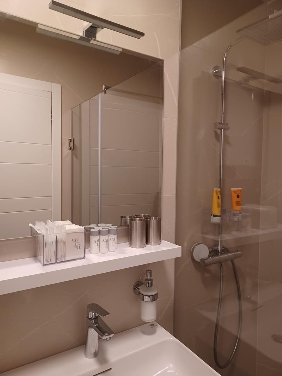 Shower, Bathroom, towels