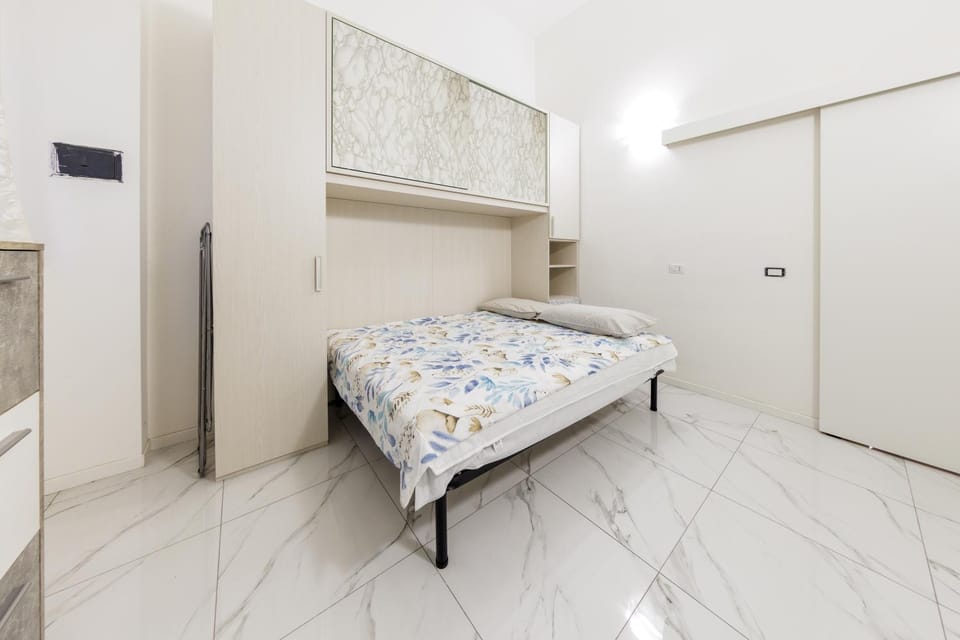 Photo of the whole room, Bedroom, wardrobe