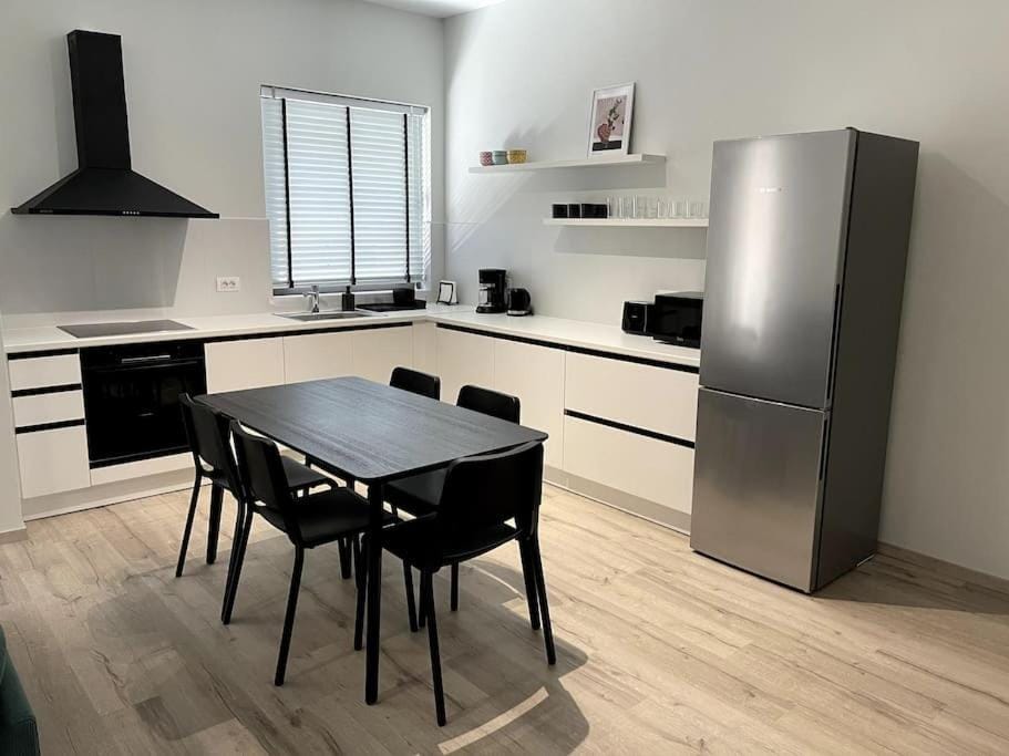 Kitchen or kitchenette, Dining area, minibar, pet friendly, stove