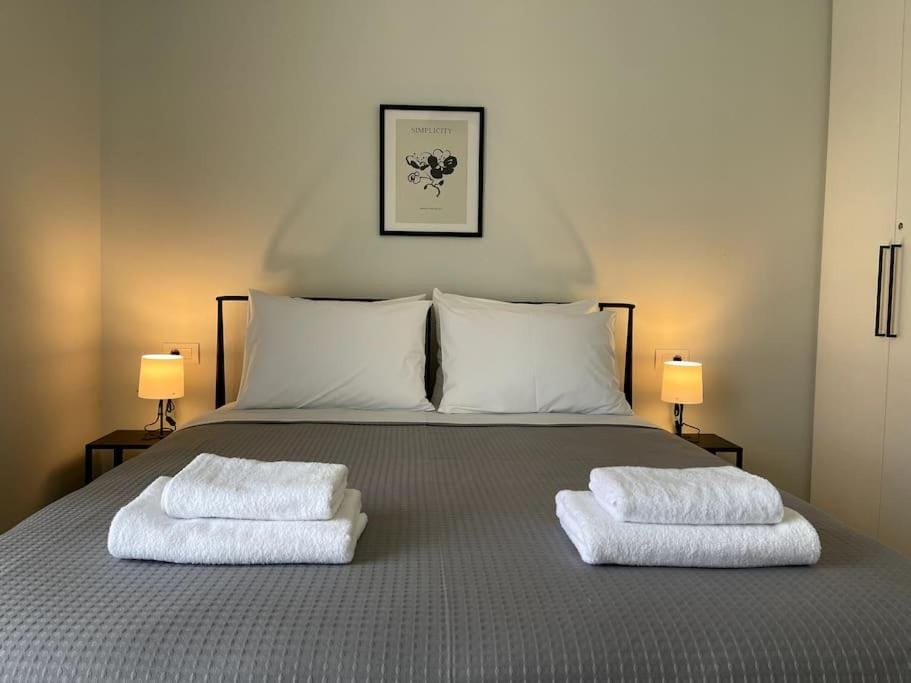 Bed, Bedroom, towels