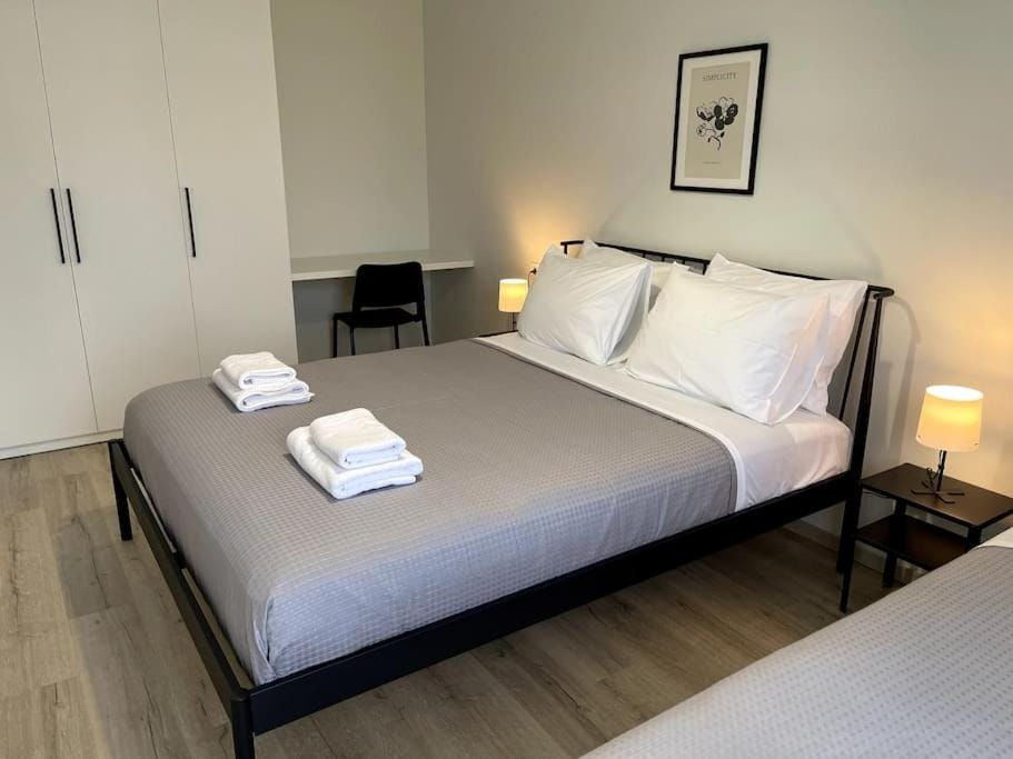 Bed, Bedroom, towels