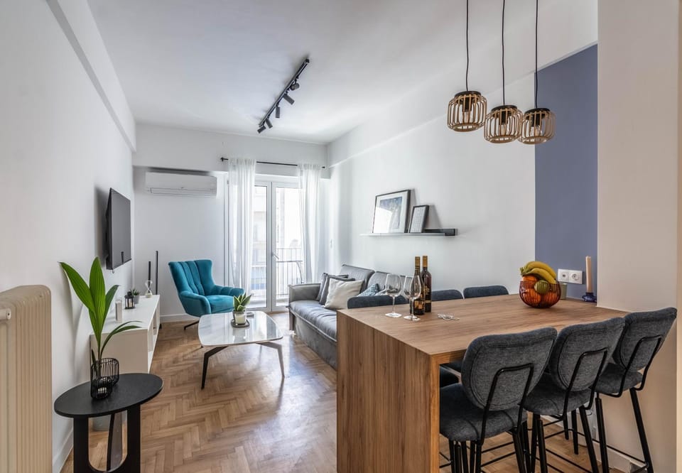 TV and multimedia, Living room, Seating area, Dining area