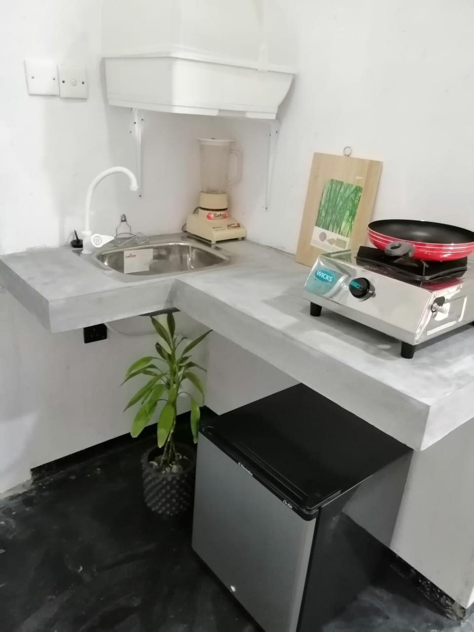 Kitchen or kitchenette, minibar, stove, toaster
