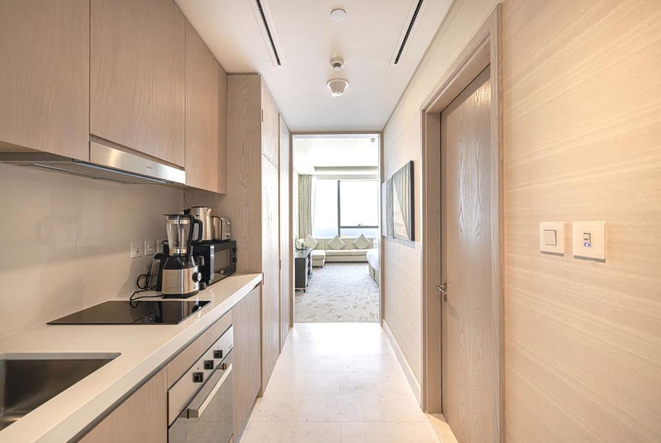 Bird's eye view, TV and multimedia, View (from property/room), Bedroom, City view, City view, Landmark view, Landmark view, Pool view, Pool view, safe, air conditioner