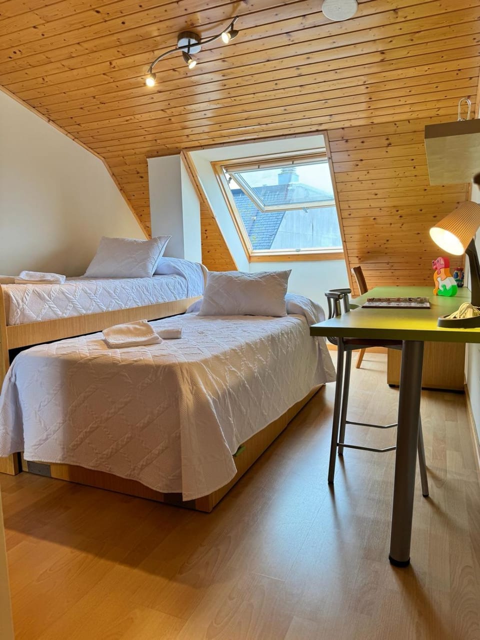 Bed, Photo of the whole room, Bedroom, hair dresser