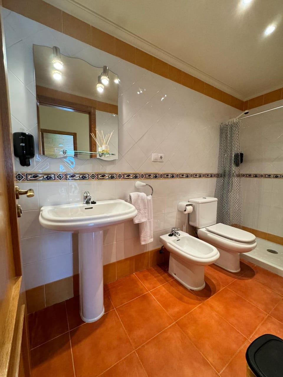 Shower, Toilet, Bathroom, bidet, towels