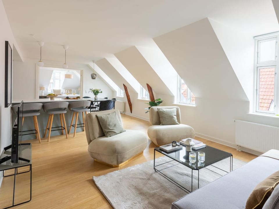 Restaurant/places to eat, TV and multimedia, Living room, Seating area, Bedroom, kitchen