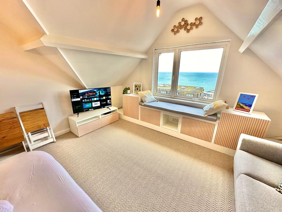 Natural landscape, TV and multimedia, Living room, Photo of the whole room, Sea view, hair dresser
