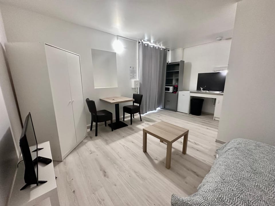 Seating area, Dining area, wardrobe