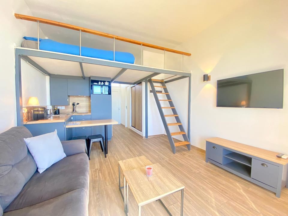 TV and multimedia, Kitchen or kitchenette, Living room