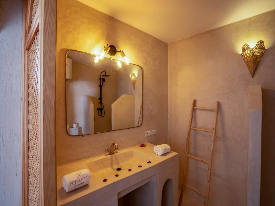 Bathroom, towels
