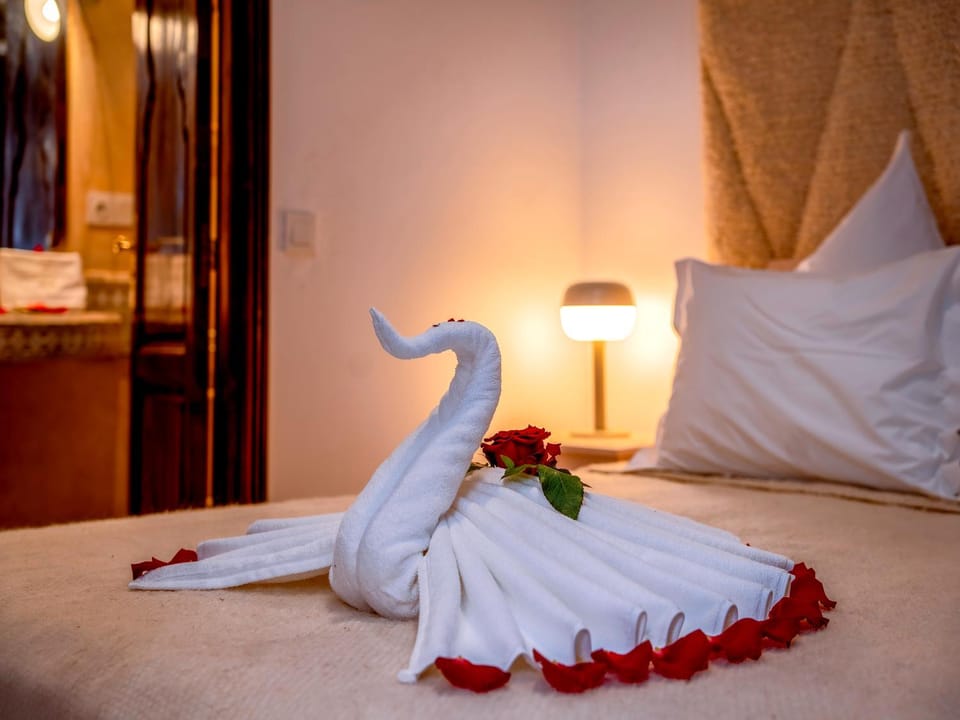 Bed, Bedroom, towels