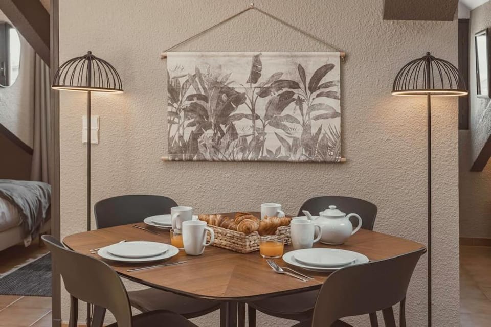 Living room, Dining area