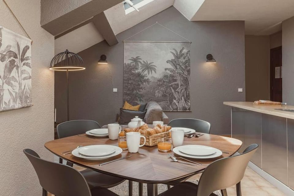 Seating area, Dining area